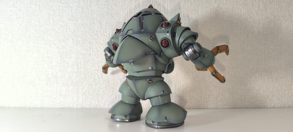 背面です。前後・左右対称の独特なデザインいいですよね。