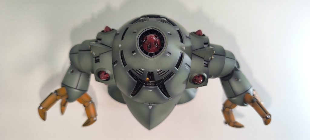 前後・左右対称と言われていますが頭頂部のフォノンメーザー砲の銃口が5穴なので、実は間違い探しレベルで前後対称ではありません。