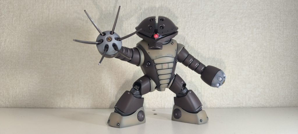 下半身の稼働は優秀で股間部と肩部のベージュ色の半球部品がスライドしてグリグリ動くいい設計です。こすれて塗装が剥げるかと思いましたが、元々いい感じのクリアランスがあったので擦れ跡もありません。