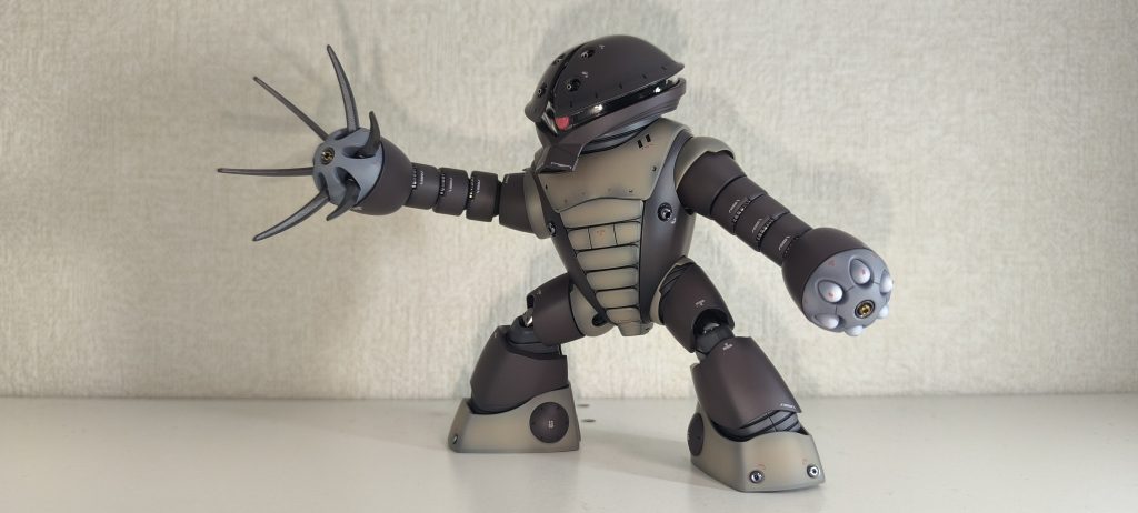 腕の蛇腹もちょっとずつ稼働するのですが、バトルマスターのボクサーみたいな格闘ポーズは取れませんね・・・サンダーボルト版の関節デザインならいけるか？