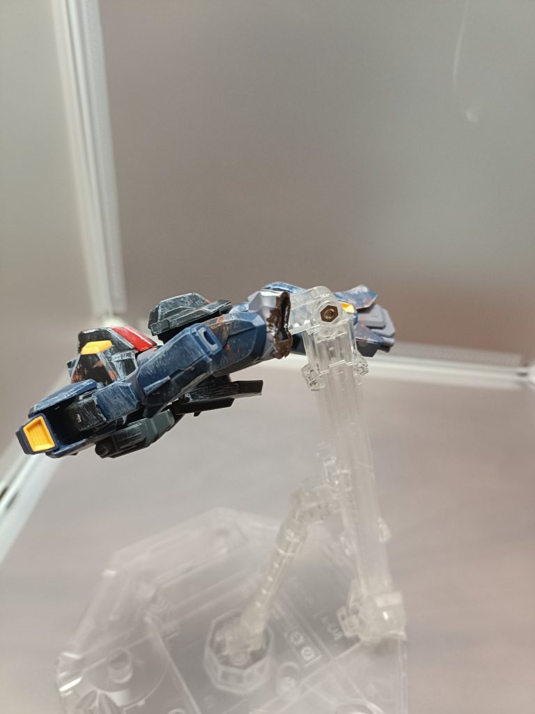 足をニッパーでえぐり取りました。