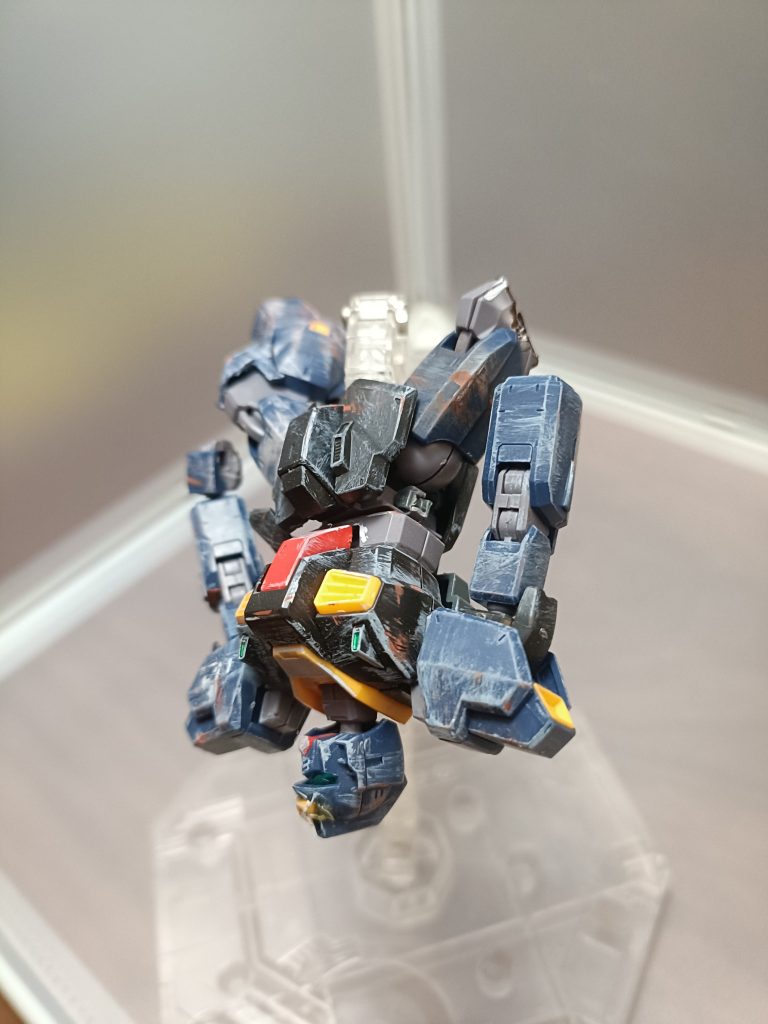 この色の褪せはアクリル絵の具の白と黒を8対2の割合で混ぜて、水を含まずに新聞紙でちょっと色が残るくらいまで絵の具を吸わせて、筆でガンプラを叩けばいい感じになります。ご覧いただきありがとうございます。これに関してのアドバイスなどお願いします。