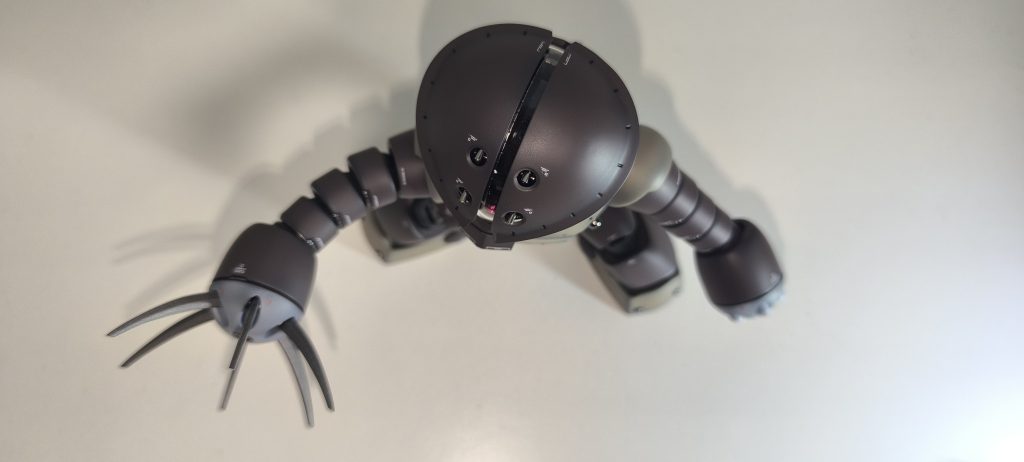 頭部バルカンをビーズに置き換えたのですが、元より少し長かったらしく頭部のカバーパーツが組立れない状況になりました。カバーパーツの各ピンを短く加工して、斜めから組み立てられるようにして対応できてよかった。