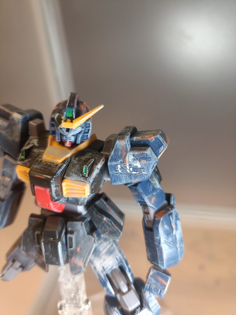 肩のデカールはデザインナイフでボロボロに。原形がない…