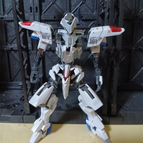 見てくださいましてありがとうございます。ガンプラのジャンクパーツでAC(アーマードコア)を作っています。胴体　腕はRGフリーダムの骨組みを使っています。胴体はフリーダムのフレームにプラ板を貼っつけたりジャンクパーツを付けたりしています。バックパックは何も出来てません(´；ω；｀)あとは塗装と武装類をやっていきたいです腰はルプスで、腰回りのやつはキャリバーンのを使っています。足は多分ビルド系のダブルオーだと思います。顔はルプスのやつにプラ板をつけています。（2枚目）