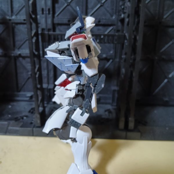 見てくださいましてありがとうございます。ガンプラのジャンクパーツでAC(アーマードコア)を作っています。胴体　腕はRGフリーダムの骨組みを使っています。胴体はフリーダムのフレームにプラ板を貼っつけたりジャンクパーツを付けたりしています。バックパックは何も出来てません(´；ω；｀)あとは塗装と武装類をやっていきたいです腰はルプスで、腰回りのやつはキャリバーンのを使っています。足は多分ビルド系のダブルオーだと思います。顔はルプスのやつにプラ板をつけています。（3枚目）