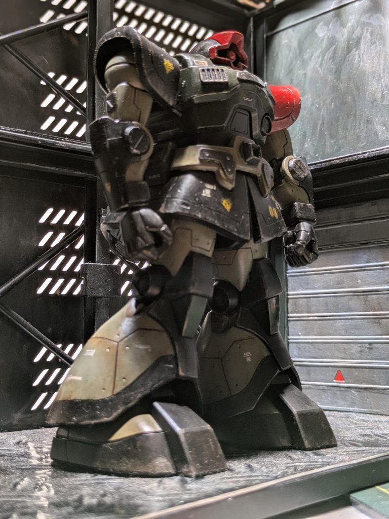 う〜ん、ドムはずっしりとしていてカッコイイなぁ〜。🤩個人的には、今のスタイリッシュなフォルムもいいけど、自分はドカンを履いてる番長のようなドムやゲルググが好きです。😁