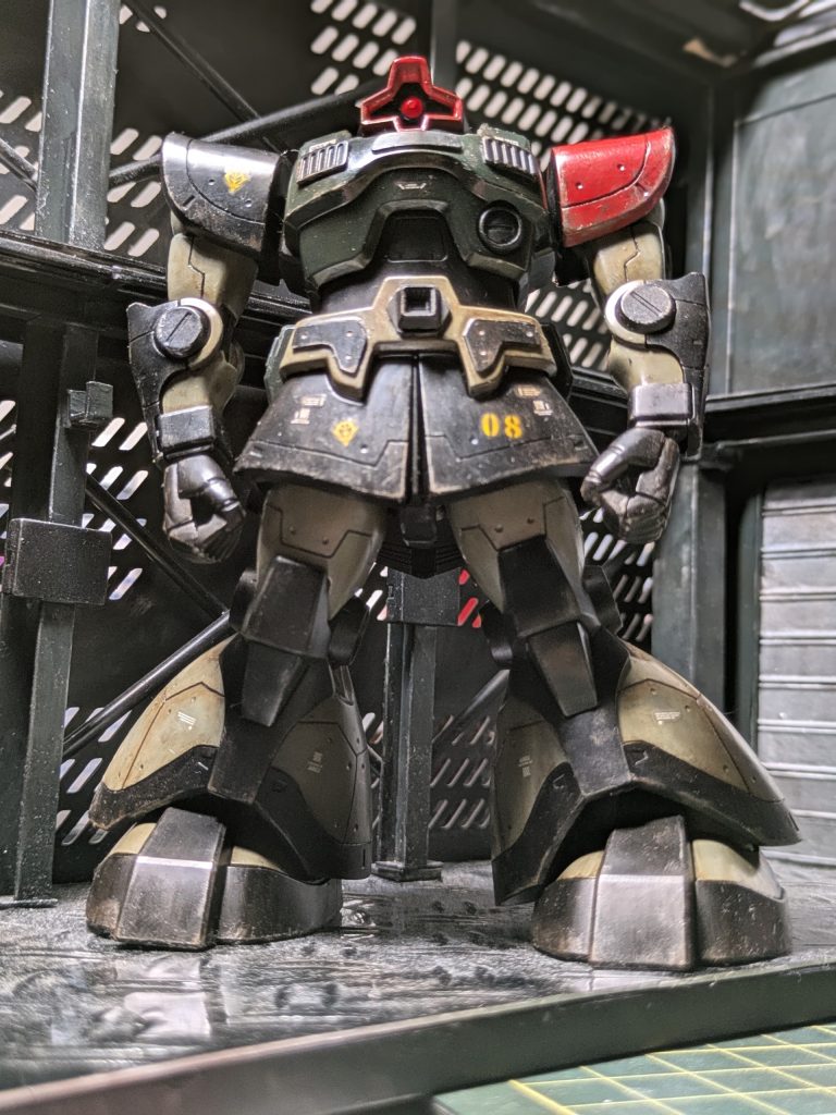 煽りアングル、仁王立ちがよく似合う。(zaku-kao2)