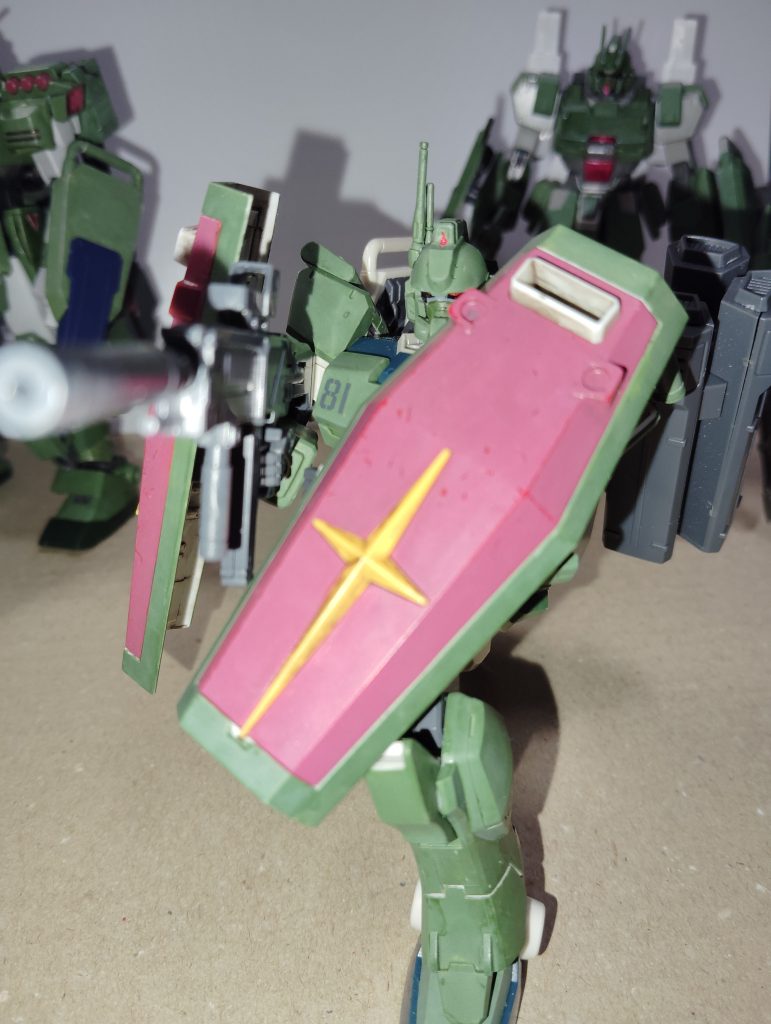 左のEz8から、機体自体はほとんど以前の投稿と同様ですが、バックパックを陸ガンのものにし、シールドを2枚持たせ、なんかそこら辺にあったジェスタのカッコいいライフルを持たせてます。