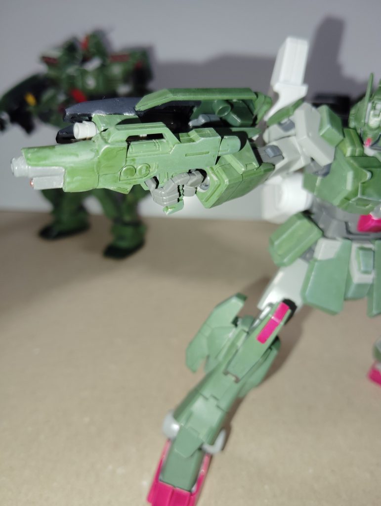 右のSR、ビームライフルはショートバレルといってもバレルしか短かくなかったのでセンサー、グリップをなくしてほぼビームガンの様な格好へ、