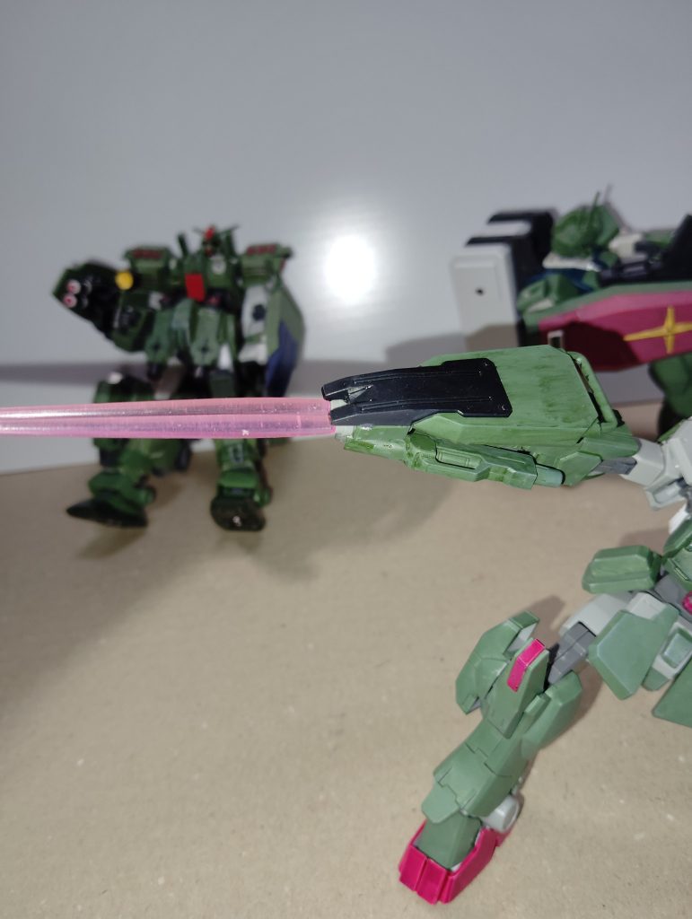 もう片方のシールドはビームサーベルを固定しもう打突武器として使えなくしました。