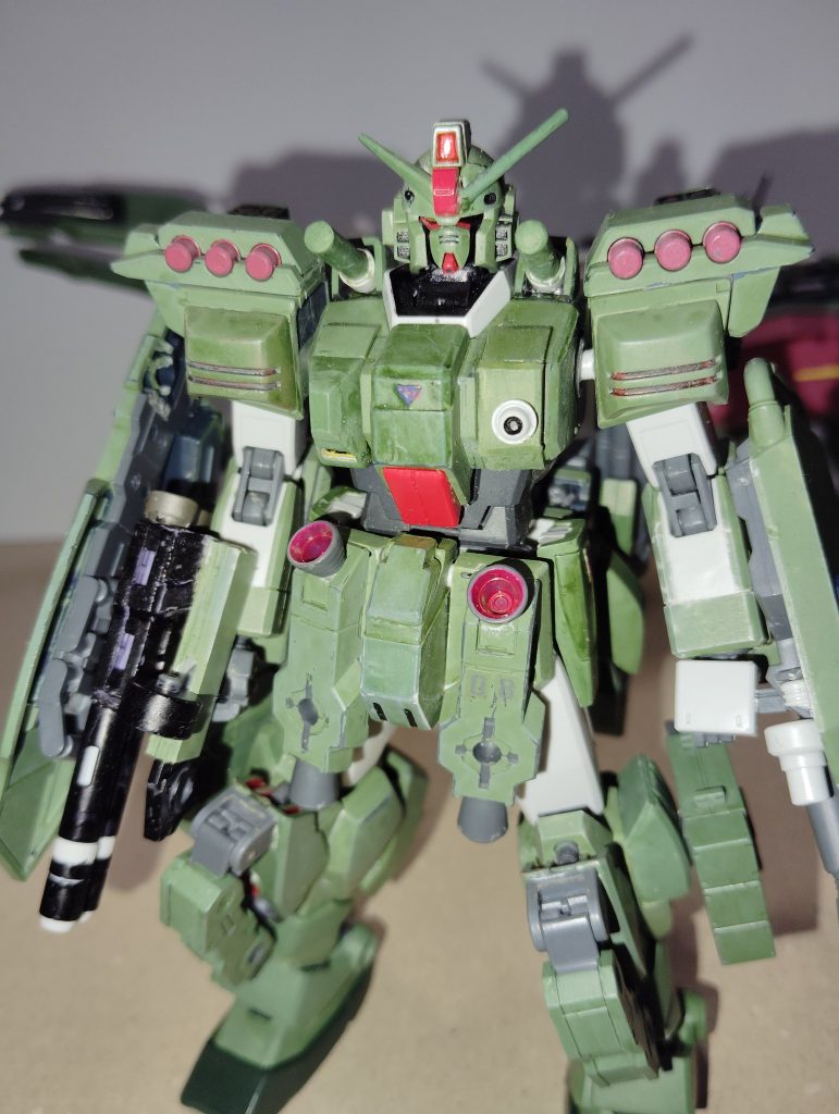 お前はまだこれを出すのか?…いやいや少しは変わってる。 もはや盛りすぎて肩が落ちてますね。何種の武器があるんでしょうね。数えたら12でした…これでもうバトオペには出れませんね