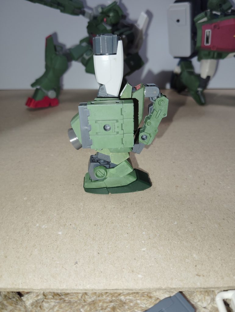 多分スタイルの悪さの原因の一つ、サブアームのおかげで前後の幅がジオン機超えています。