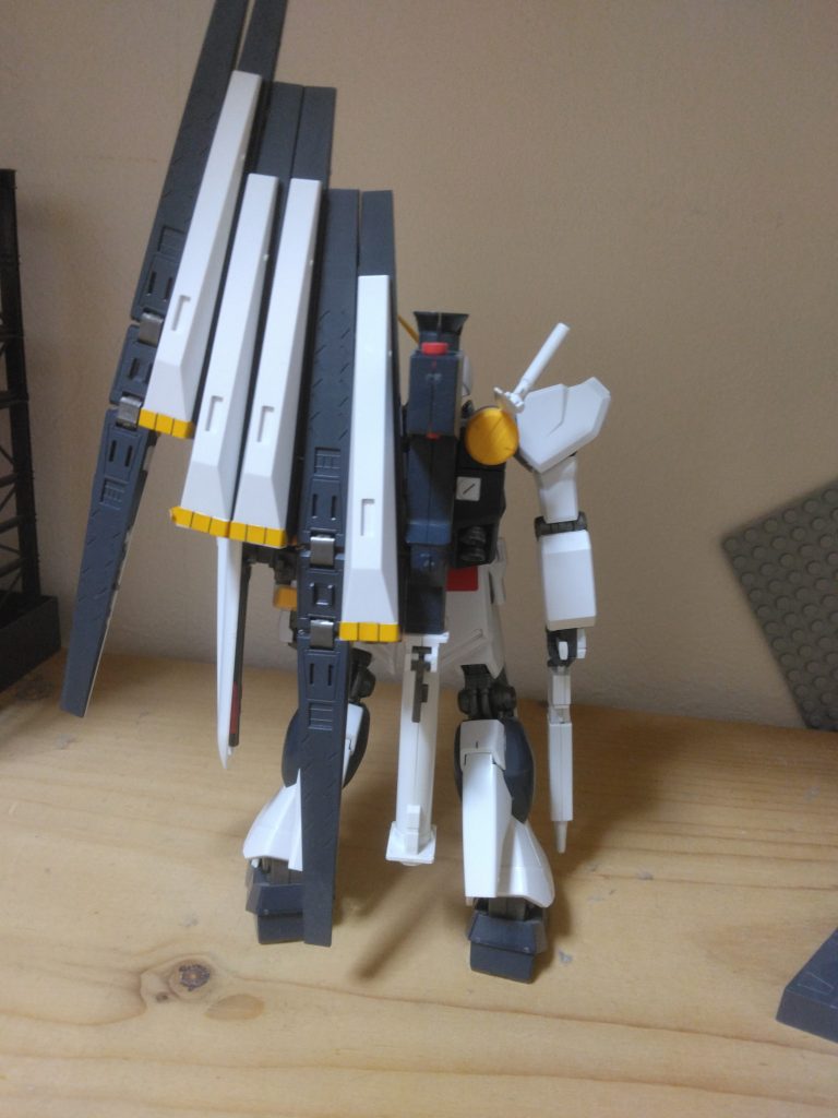 特に手を加えず素組みしだけです(gandam-hand2)昔母に棚から落とされ角がぁぁぁっと折れてます(gundam-kao9)ニューガンダムってファンネルが重くて立たせにくくしっかりとポージング出来なかったのでどなたか良いポージングのしかたを教えて欲しいです(gundam-kao1) 
