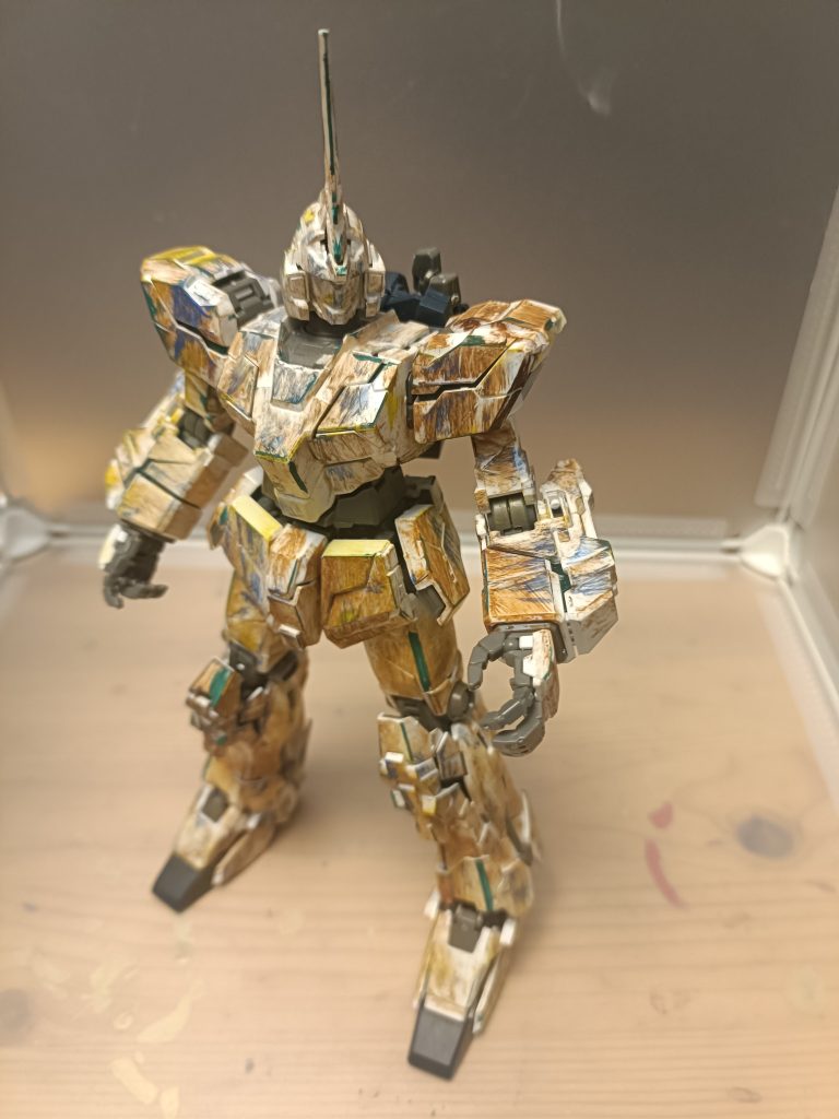 ホントなら茶色で全身塗ってエッジを緑でで塗って完成って感じの予定だったんだけどちょっとさみしいなって感じたので追加で青と黄色を使いました。