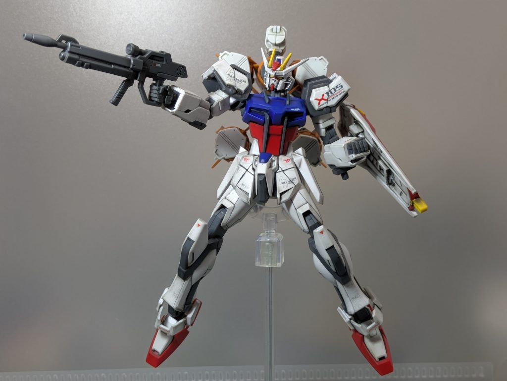 HGエールストライクガンダムと合体させてみました。装備がそこまで多くない分、スッキリしたフォルムですね。
