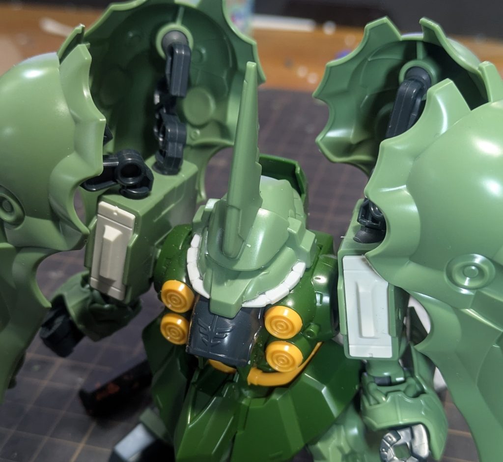 顔の頬の辺りがイマイチだったのでザクのパイプみたいな感じにしました。