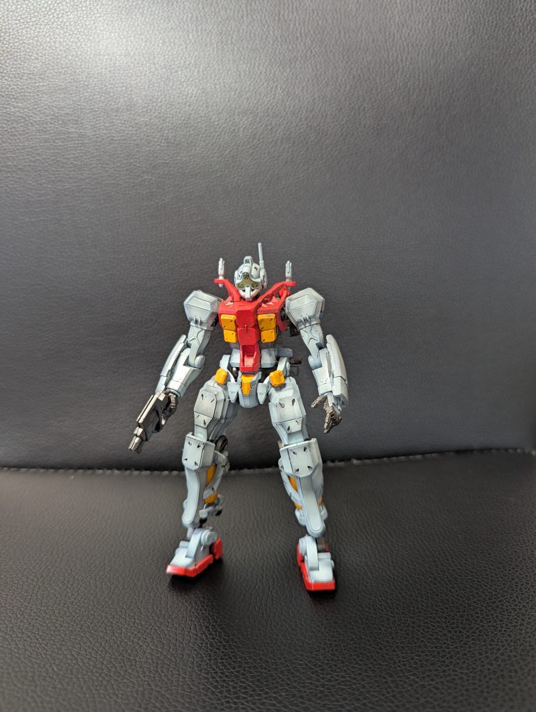 本体色の白が好きになれないので、ジムっぽい色にしてみました。ゲルググですけど…