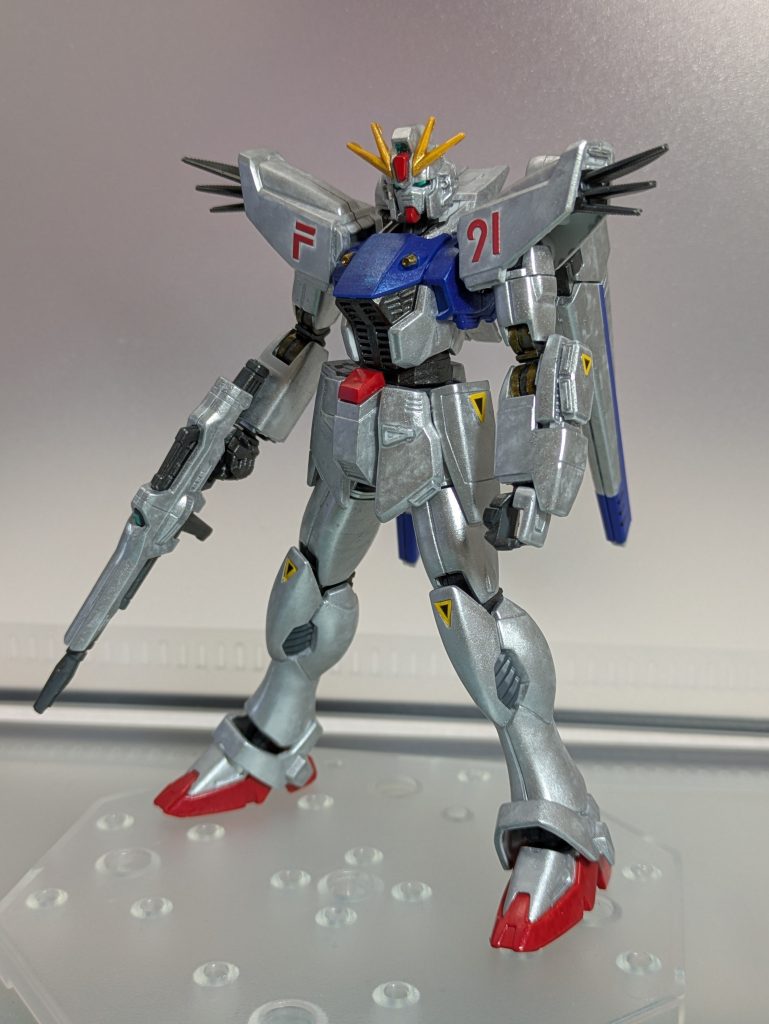 成形色の部分はそれに寄せたカラーを選び、ホワイトの部分をシルバーにして筆塗り全塗装。