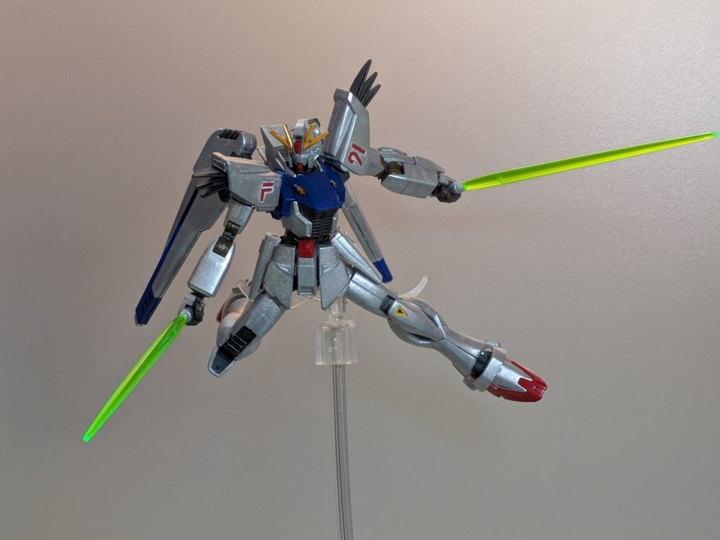 ビームサーベルを持たせると強そうな雰囲気が出ました。二刀流でカッコよさ倍増。