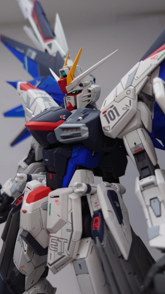 ツインアイと頭部センサーなどのカメラは偏光シールを使用蛍光塗料など使わずにいい感じに光るのでお気に入りです。(ブルーの偏光シート欲しいんだけど再販してくれないかな~ハイキューパーツさん?)