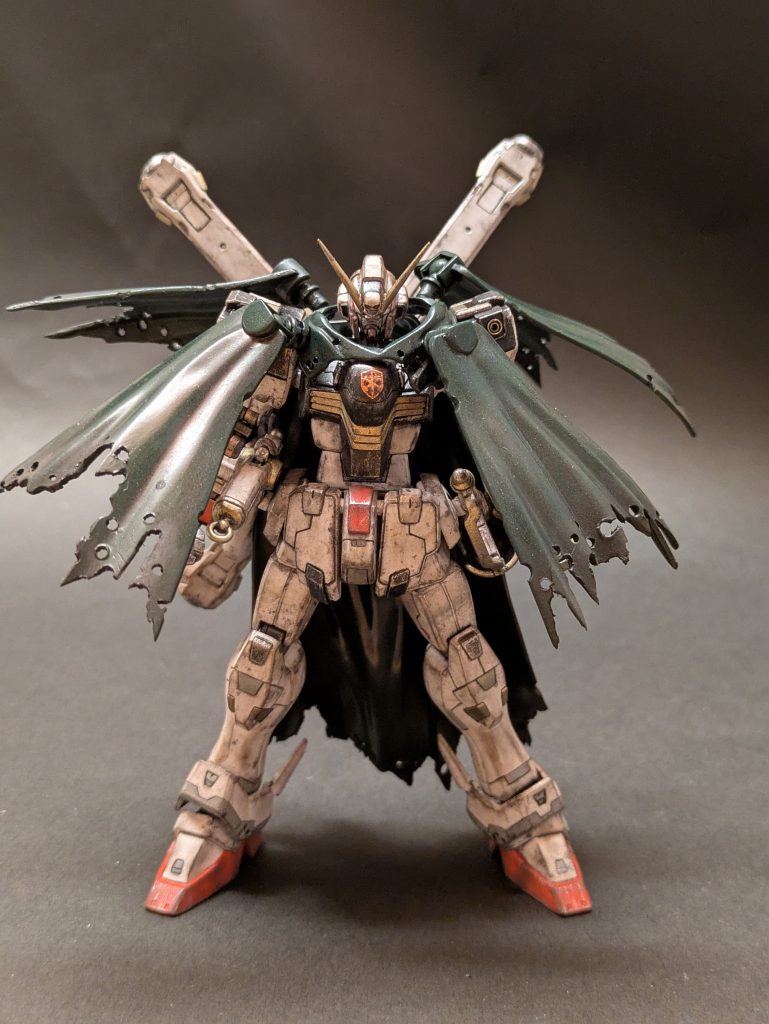 正面今回、このキットを製作するにあたって一番大きな問題が、キットにはABCマントが付属しないという事でした。なので、30mmのオプションパーツセット14(マルチクロス)を切って加工してなんとか形にしました。まだまだ技術不足であることを痛感しました。