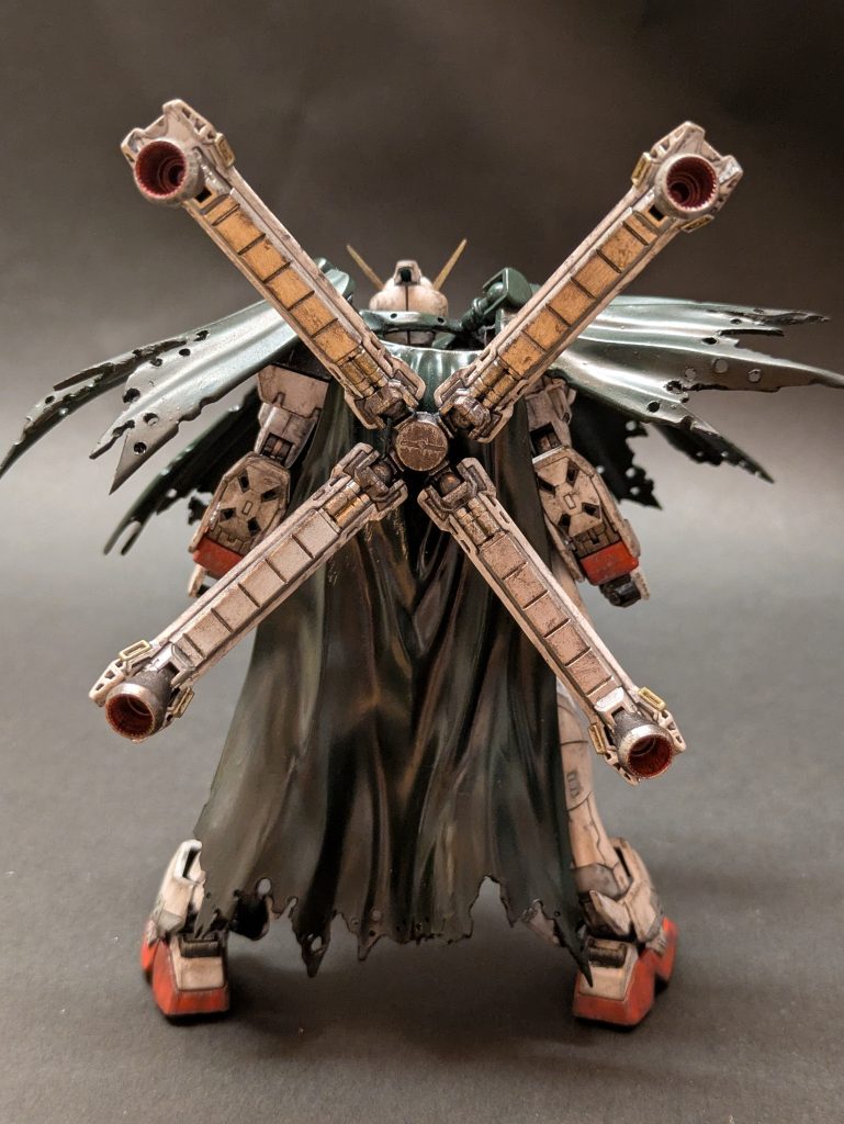 背面クロスボーン・ガンダムのデザインで最も好きなのがメインスラスターです。骨をクロスさせた形をスラスターにするというデザインには感無量です✨