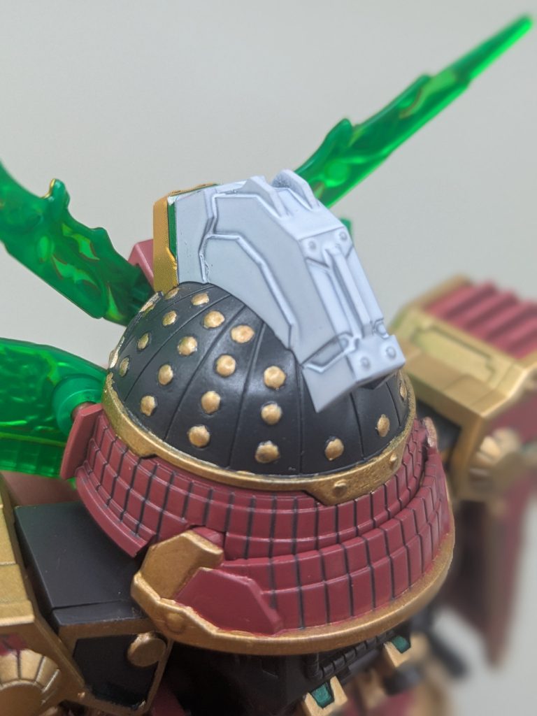 兜の金部分もマスキングは諦めて気合の筆塗り。頑張り所その2。