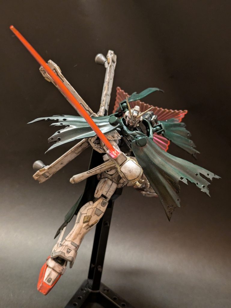 ビームザンバーで斬りかかるポージング