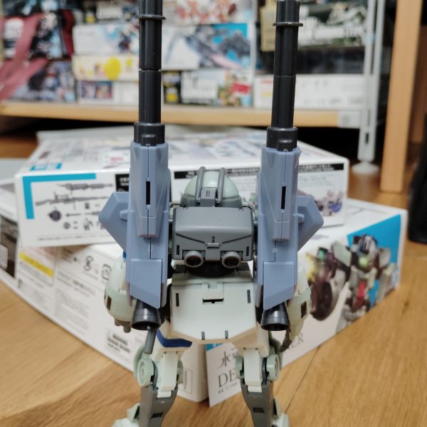 数日前につぶやきにて投稿したデミトレーナー改造計画。兄が買ったオプションパーツセットのガトリングガン付きのバーニアがピッタリでした。もうあとはもう一つデミトレーナーを買うだけです。バックパックを塗るだけでいいかもなぁ(面倒くさい)（2枚目）