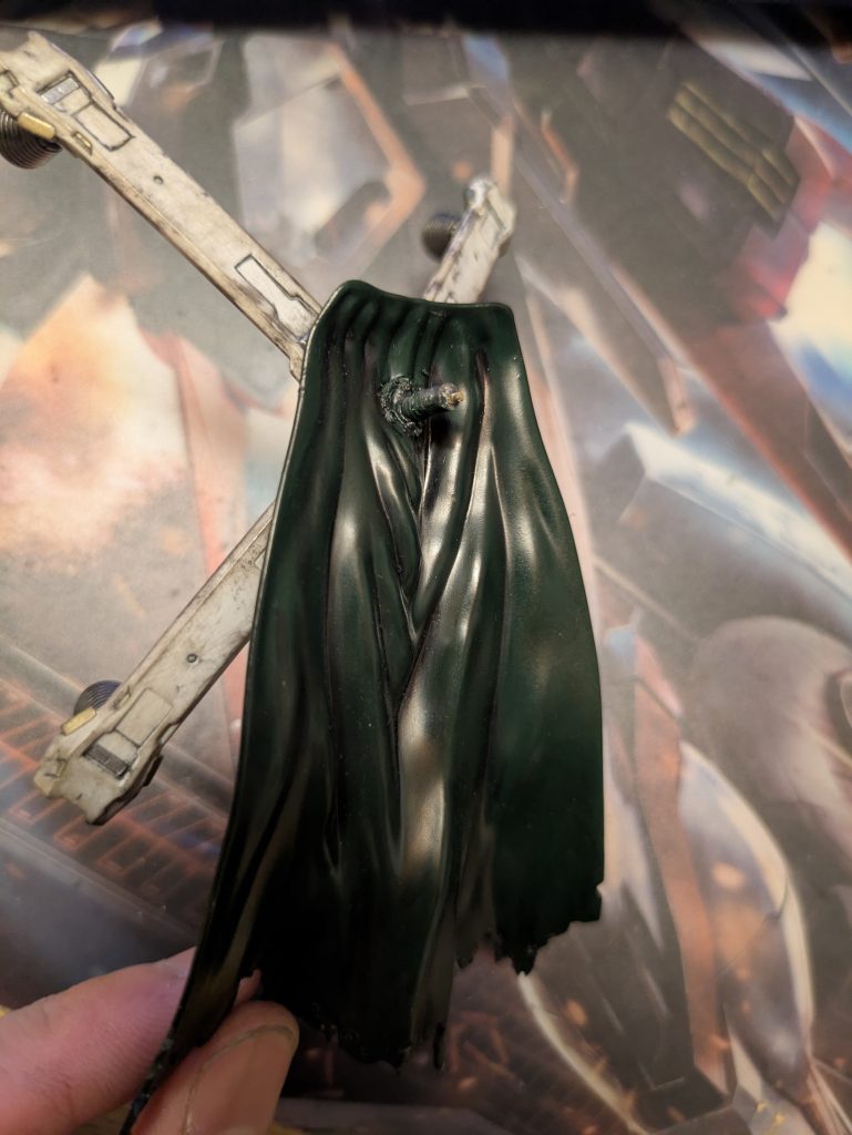 背中のabcマントはピンバイスで穴を開けて、切り出したランナーと真鍮線でなんとか接続させています。