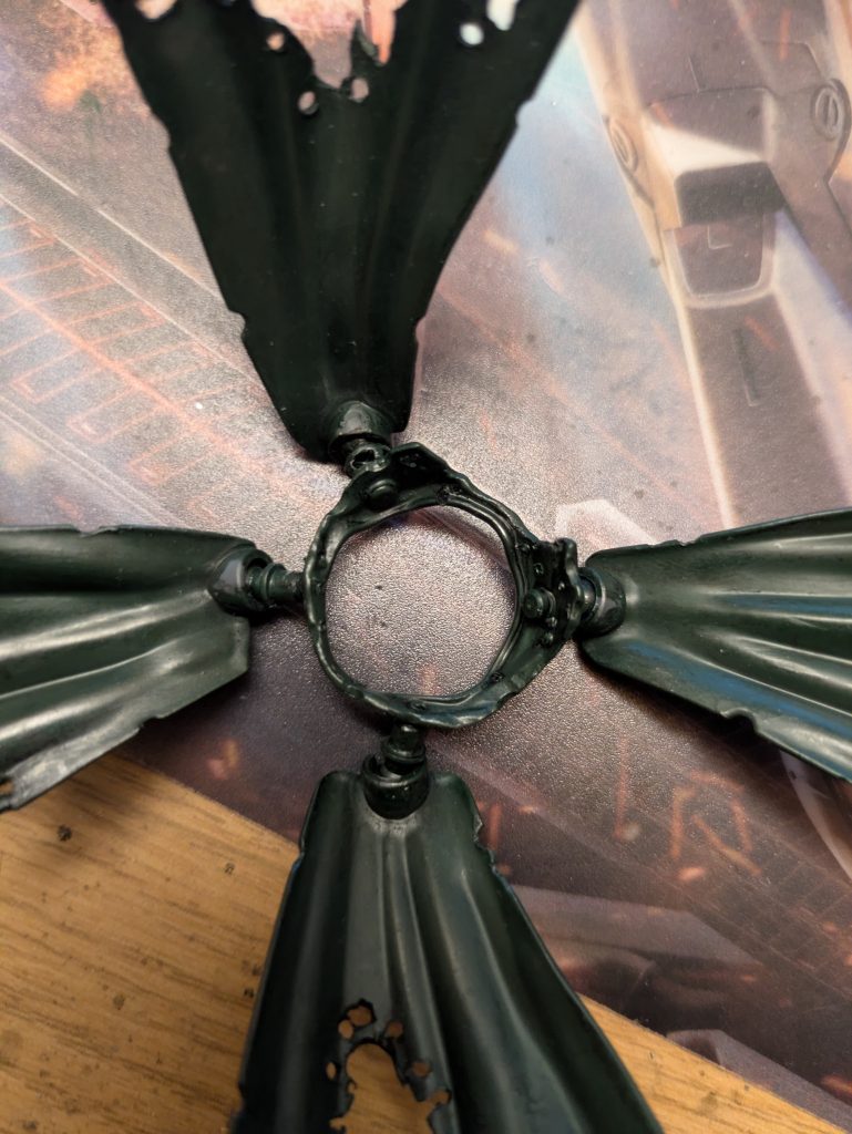 肩かかっているabcマントもほぼ同じで、元々あるボールジョイントのパーツと真鍮線で、穴を開けた部分と接続させています。