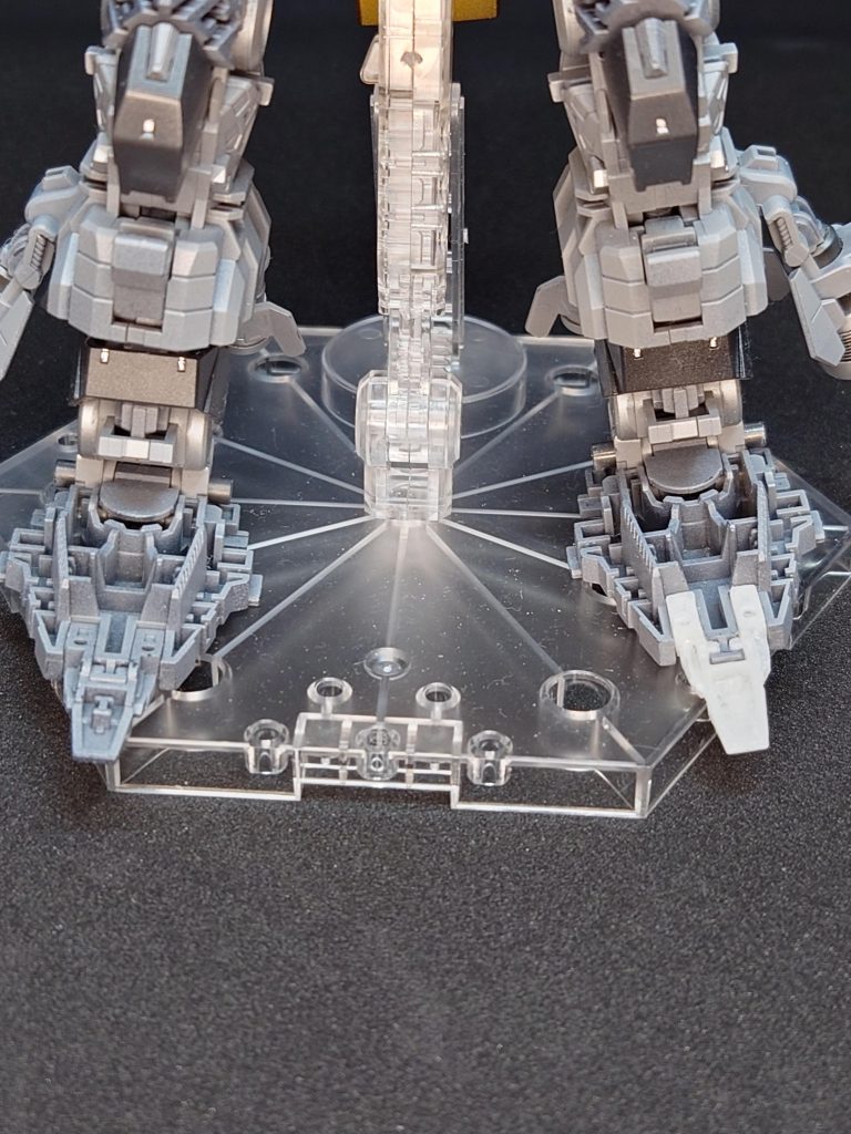 組み立て途中でつま先のパーツを妖精さんが持って行ったのでレジンで複製してパーツ通販の在庫が復活するまで暫定処理