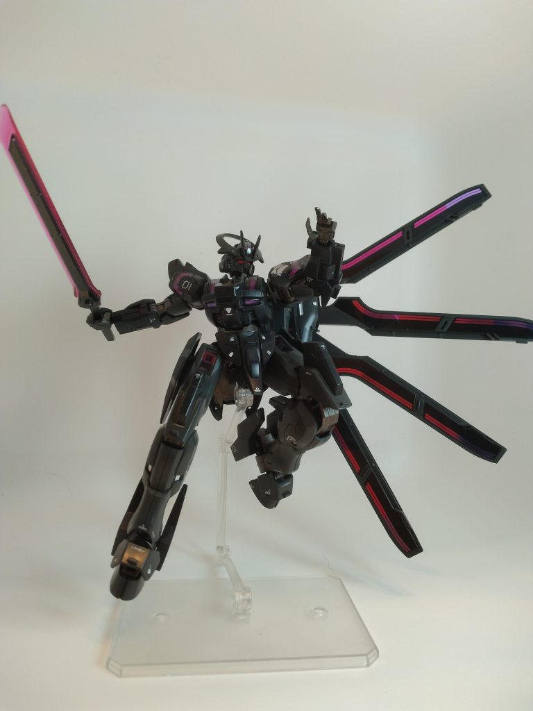 合わせ目はあまり無いのにパーツ構成がシンプル、かつ武器組み替えて遊べるかなりの好キットです！