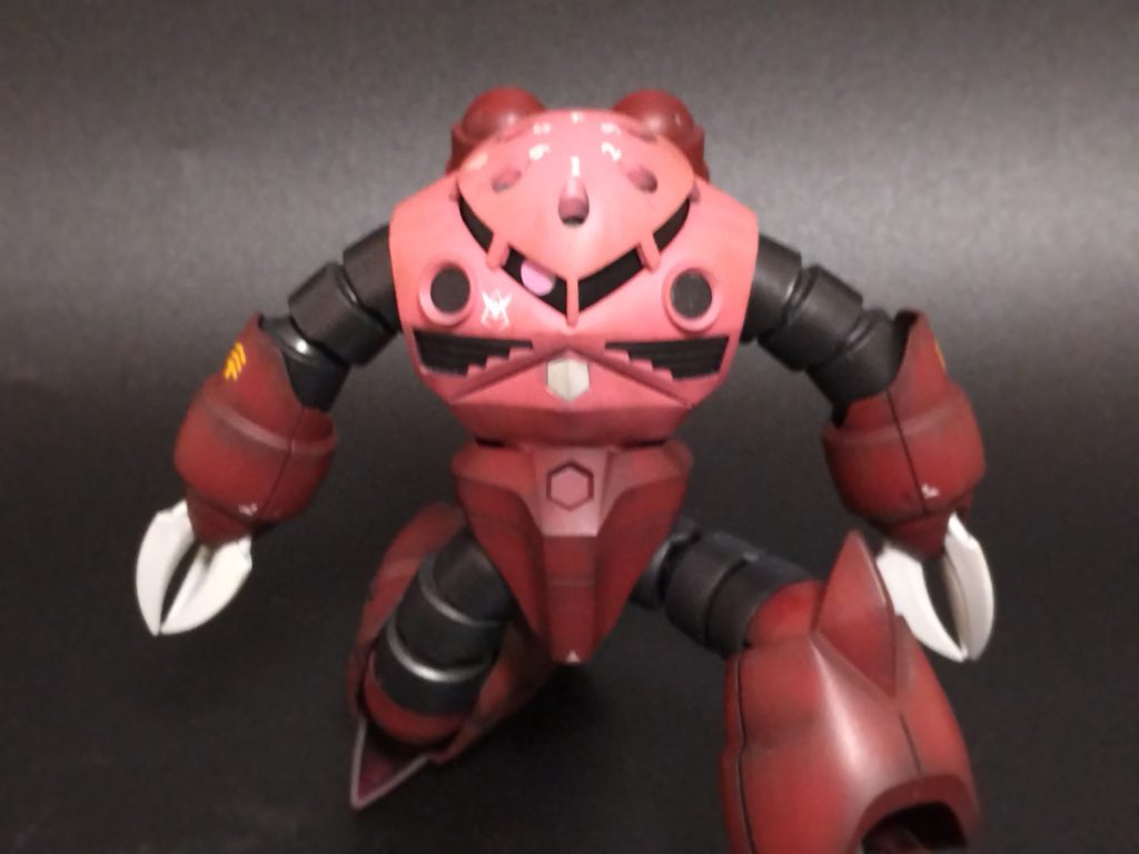 赤い機体!?...ザクじゃないけど!25年近く前のキットですがかなりぐねぐね動いてくれます。これで770円なのだからジオン驚異のメカニズムとしか...その分中はスカスカですがヒザ裏くらいしか気にならないのでヨシ。
