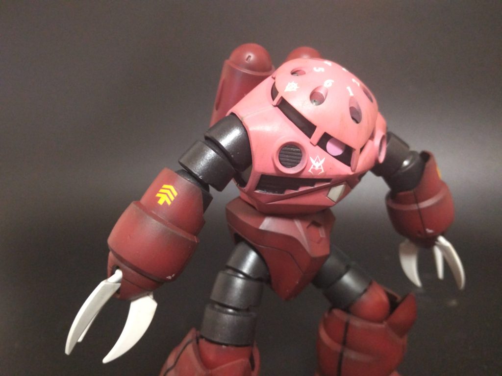 モノアイをどうするか悩みましたが特に改造もせず付属シールを使ってマスキングし塗り分けました。