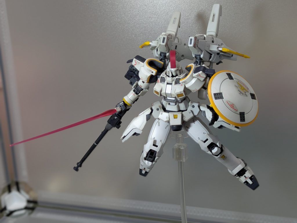 丸形のシールドが騎士のようでめちゃくちゃかっこいい。ガンダムW系のモビルスーツはとにかく迫力がありますね。