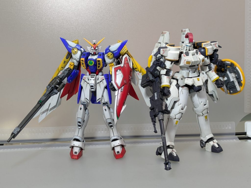 先日製作したRGウィングガンダムと並べてみました。主人公とボスが揃うツーショットで締めます。色々組み立ててるので完成したらまたアップします。