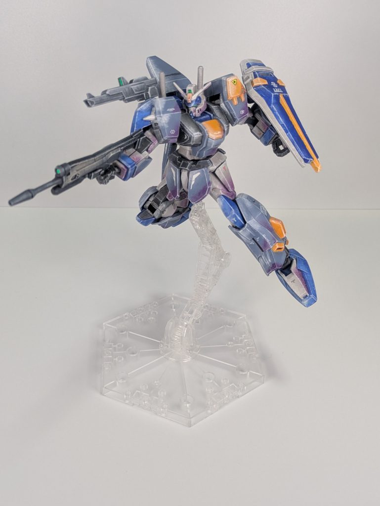 古いキットとは言え、なかなかのプロポーションと可動範囲です。しかしながら、ASを付けると一気に動かなくなってしまいます。イザークはASがあろうが無かろうがブンブン暴れ回っていたので、それを再現すべく、ASの肩装甲を切削し、胴と腰の装甲を切り離しました。装甲のポロリが増えましたが気にしない気にしない。腕を広げたり腰を回すことが出来るようになり、写真のような突撃ポーズも難なくこなせます。