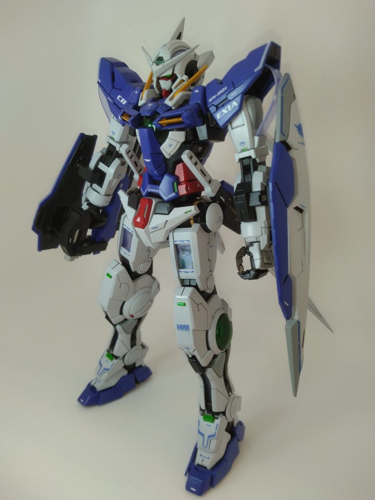 下半身中心に太もも、膝回りのスジボリ、各種ディティールアップしています。グレー配色やフレームのメタリックを塗り分けました。つま先は設定だと赤ですが、青で統一感を出しました。