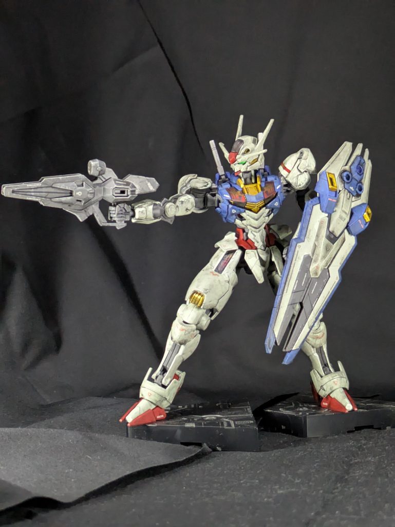 塗装はRX78ホワイトをムラが出ないように丁寧に4回重ね塗りした所をアクリル絵の具のウォッシングで自らの手で台無しにしていくいつものスタイルです。🤩青色はグレー系の塗料が残ってる塗料皿にミディアムブルーを混ぜ混ぜしたので再現不可能です。黄色パーツはGXラフゴールド、赤はスーパーイタリアンレッドの瓶に昔なにかを混ぜたものです。思い出せない笑ビームライフルにはドライブラシでエッジを強調させてます。ほとんど見えないスコープ部はスーパーチタン2を使用。