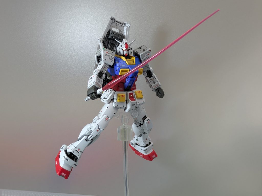 ビームサーベルを持たせてみました。シンプルなシルエットだからこそ何持たせても絵になりますね。全体のバランスがとにかく良き。