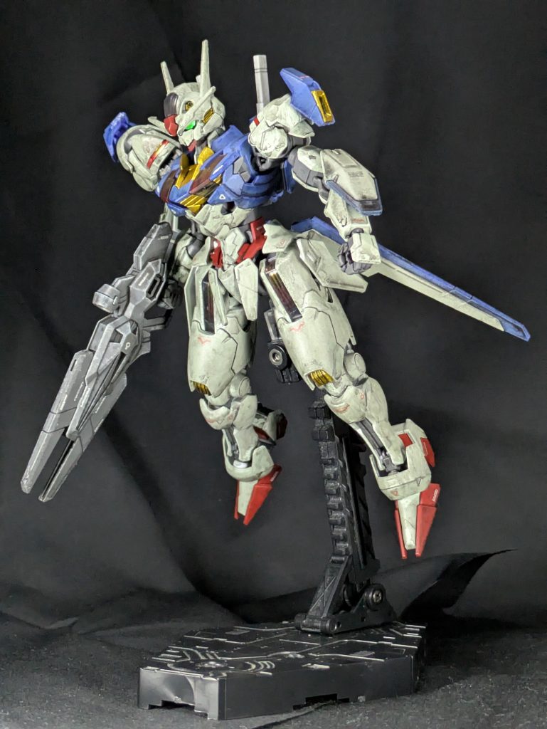 ビットオンフォーム分かりにくいですが頭部バルカンの砲口もゴールドにしてます。デカールは水星の魔女汎用①を作例通りに。