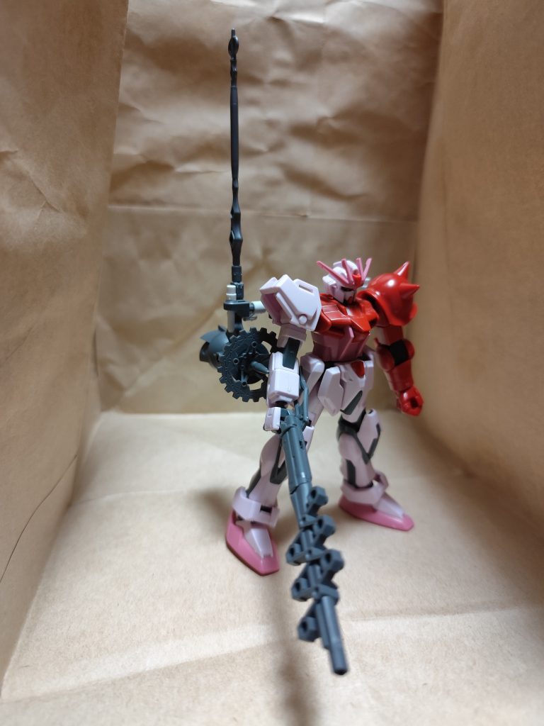 ドムトローペン方式で、機体の右側に背負わせました。両側にジョイントパーツでビームサーベルも付いてます。そう言えば、ジークアクス版のリックドムも中心にサーベルではなくて、バックパックの両側にマウントラックがありましたね。ジークアクスでは、骨組みのデザインが多いので、それっぽいデザインのストック付きのライフルも持たせました。