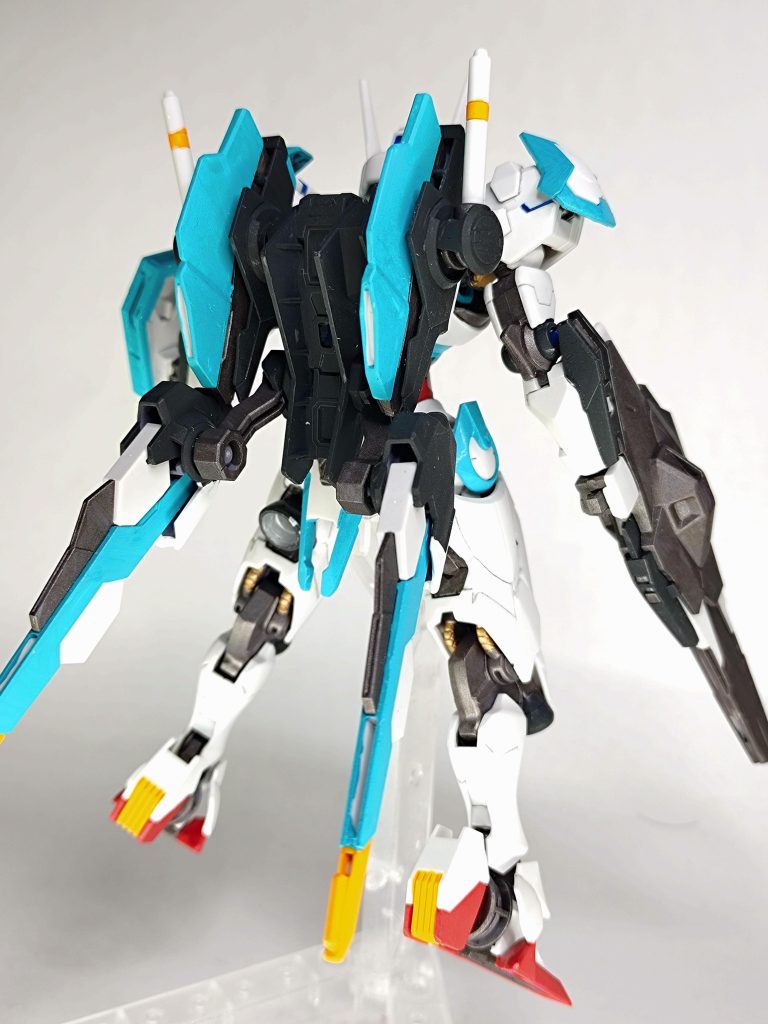 エスカッシャンモードよりビットオンフォームでのバランスを見て配色してます。細かいこだわりで脇下、膝裏などのパイプはゴールドで塗装してます。