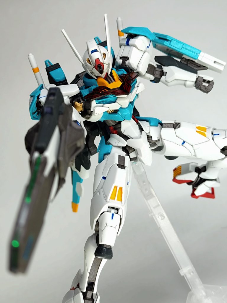 本体のポイントにメタリックブルー、ビームライフルにはラピテープを使ってます。
