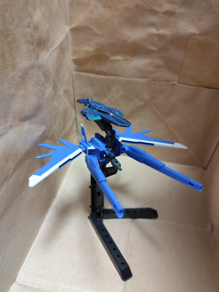 モビルアーマー形態(高速巡航形態)です。 バックパックとして、モビルスーツにジョイントできるオリジナル設定です。