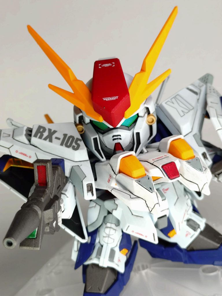 ビームライフルやカメラアイなどのセンサー類はメッキシールにラピテープにしました。