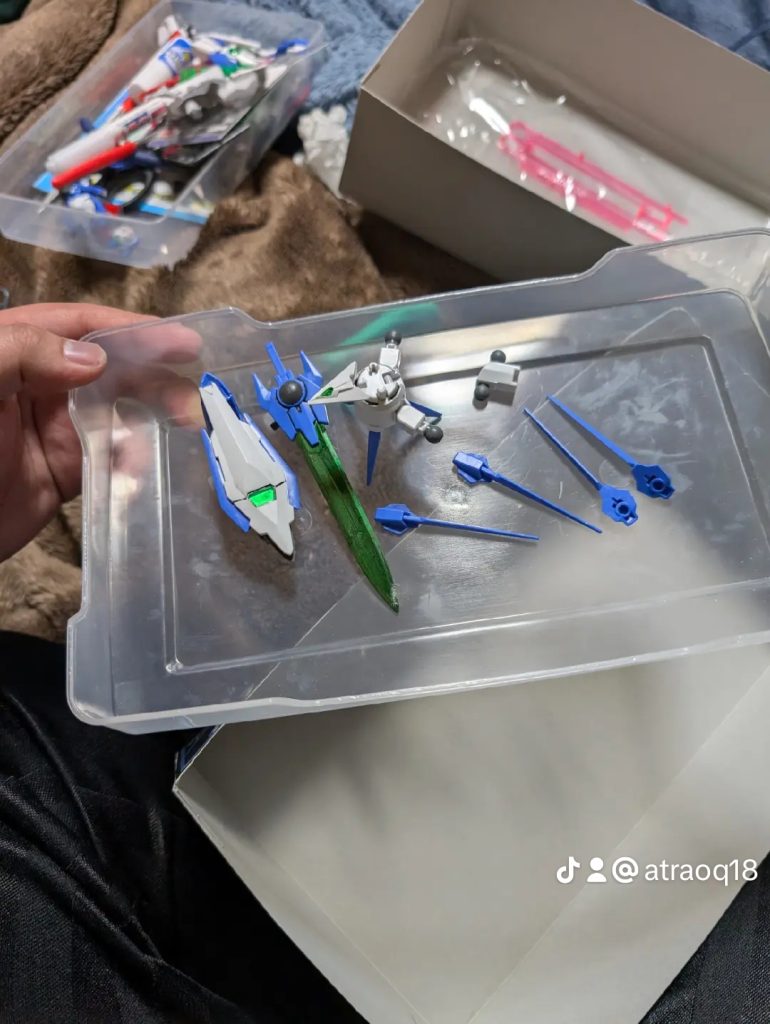 組み上げ前の感じはこんな感じです。クリアパーツはガンダムマーカーのシャインシルバーブレードアンテナ、トランザムブースターの頭アメイジングGNブレイドの剣先はガンダムマーカーのメタリックイエローグリーン筋になっている所はガンダムマーカーのメタリックブラックトランザムGNブレイドはガンダムマーカーのメタリックダークブルー