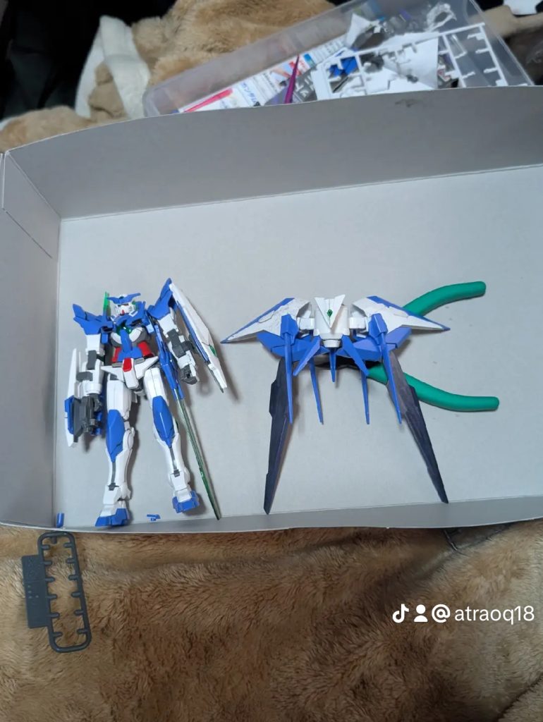 あとはアメイジングGNソードは固定式にしました。自分なりにOOのファーストシーズンの金ジムを倒す時のあの持ち方が1番好きなところなんです。